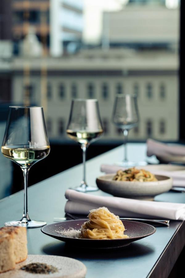 Next Hotel Melbourne, Curio Collection By Hilton المظهر الخارجي الصورة Wine glasses